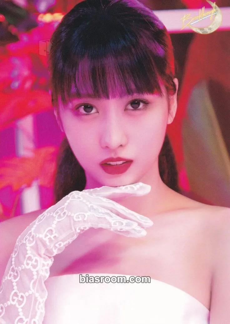 Momo Breakthrough Photocard - TWICE - TWICE K-pop photocard