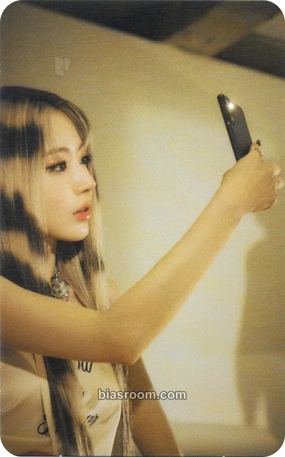 Sakura CRAZY Photocard - LE SSERAFIM - LE SSERAFIM K-pop photocard
