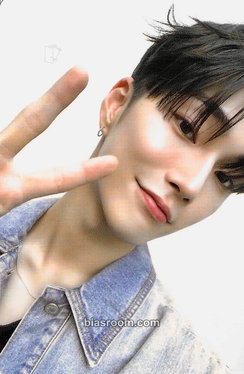 XngHan (ex. Seunghan) 2024 Season's Greetings Photocard - RIIZE - RIIZE K-pop photocard