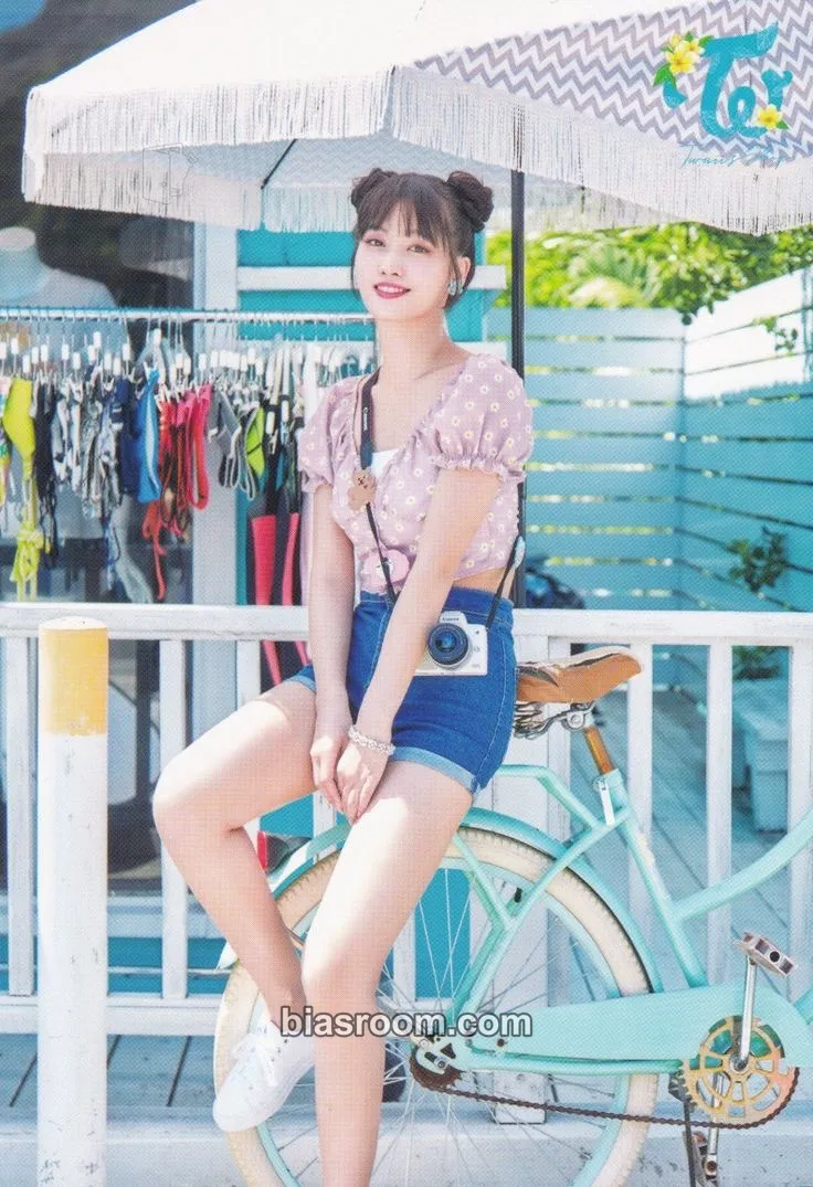 Momo Twaii’s Shop Pop-Up Store Photocard - TWICE - TWICE K-pop photocard