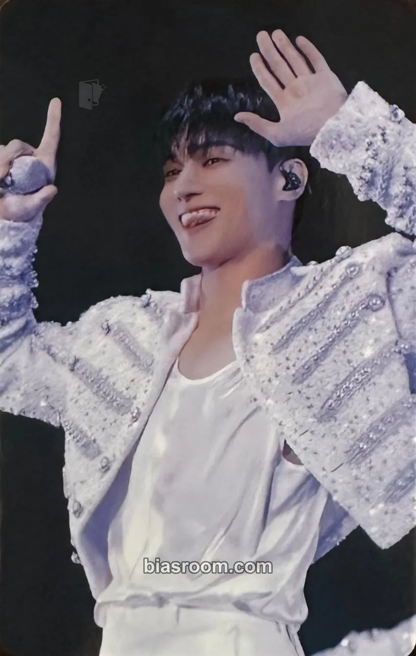 Wooyoung ATEEZ THE MOMENTS : XYZ POP-UP Photocard - ATEEZ - ATEEZ K-pop photocard