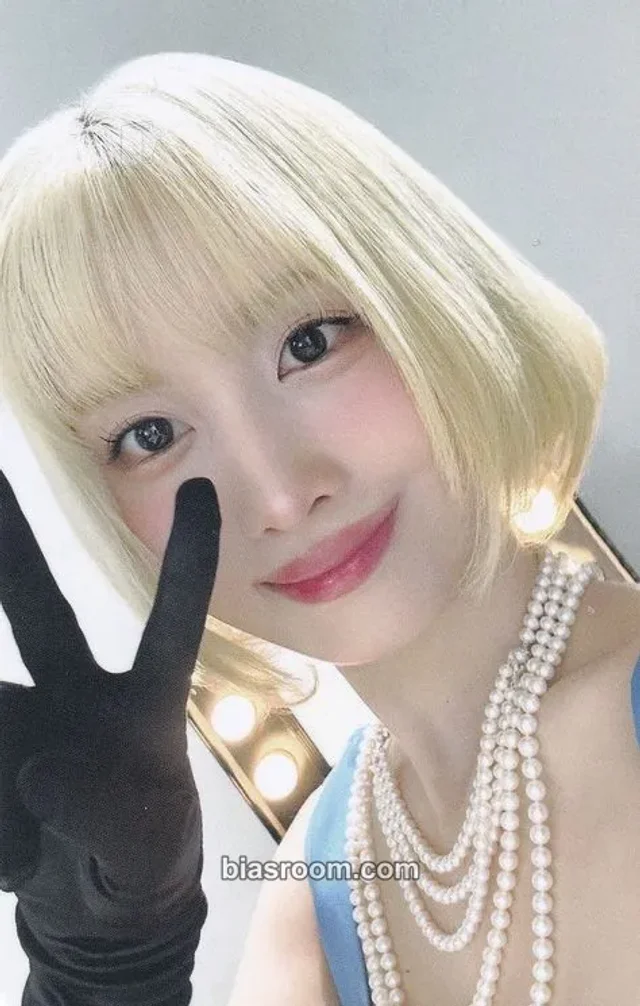 TWICE - Momo - HAUTE COUTURE Album trading card purchase benefit