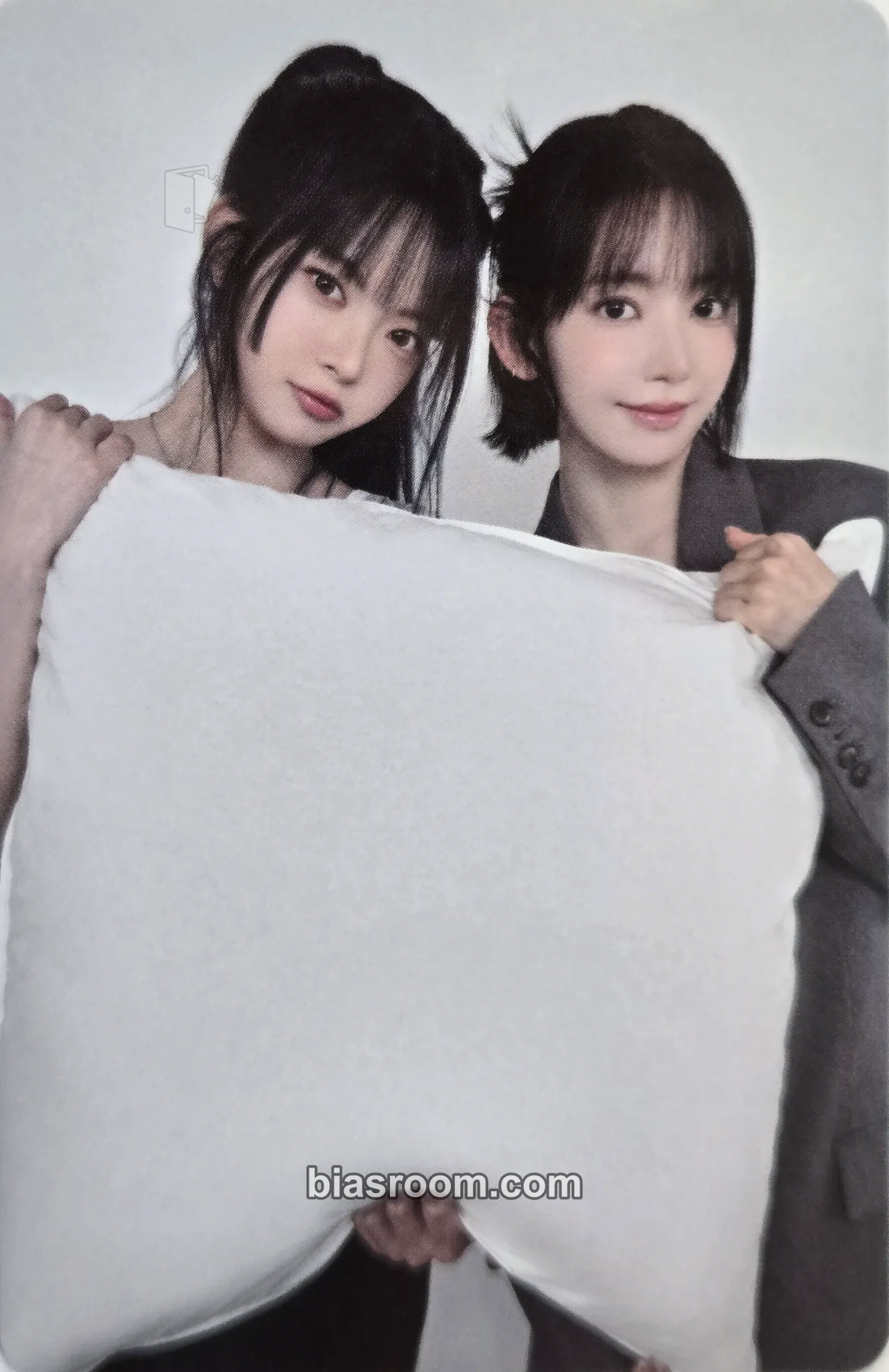 D'ICON Issue N°32 Photocard - LE SSERAFIM - LE SSERAFIM K-pop photocard