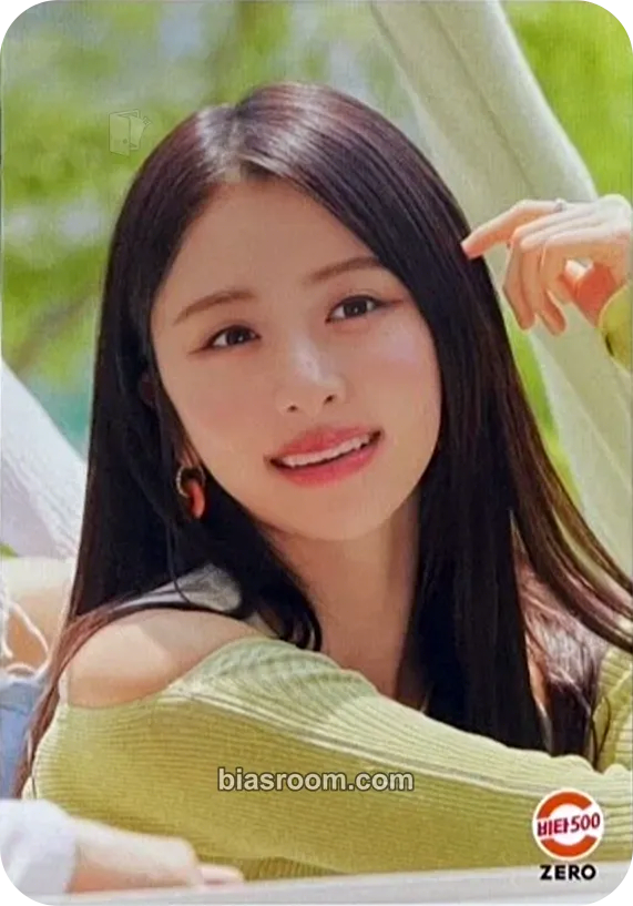 Huh Yunjin Vita 500 x Le Sserafim Photocard - LE SSERAFIM - LE SSERAFIM K-pop photocard