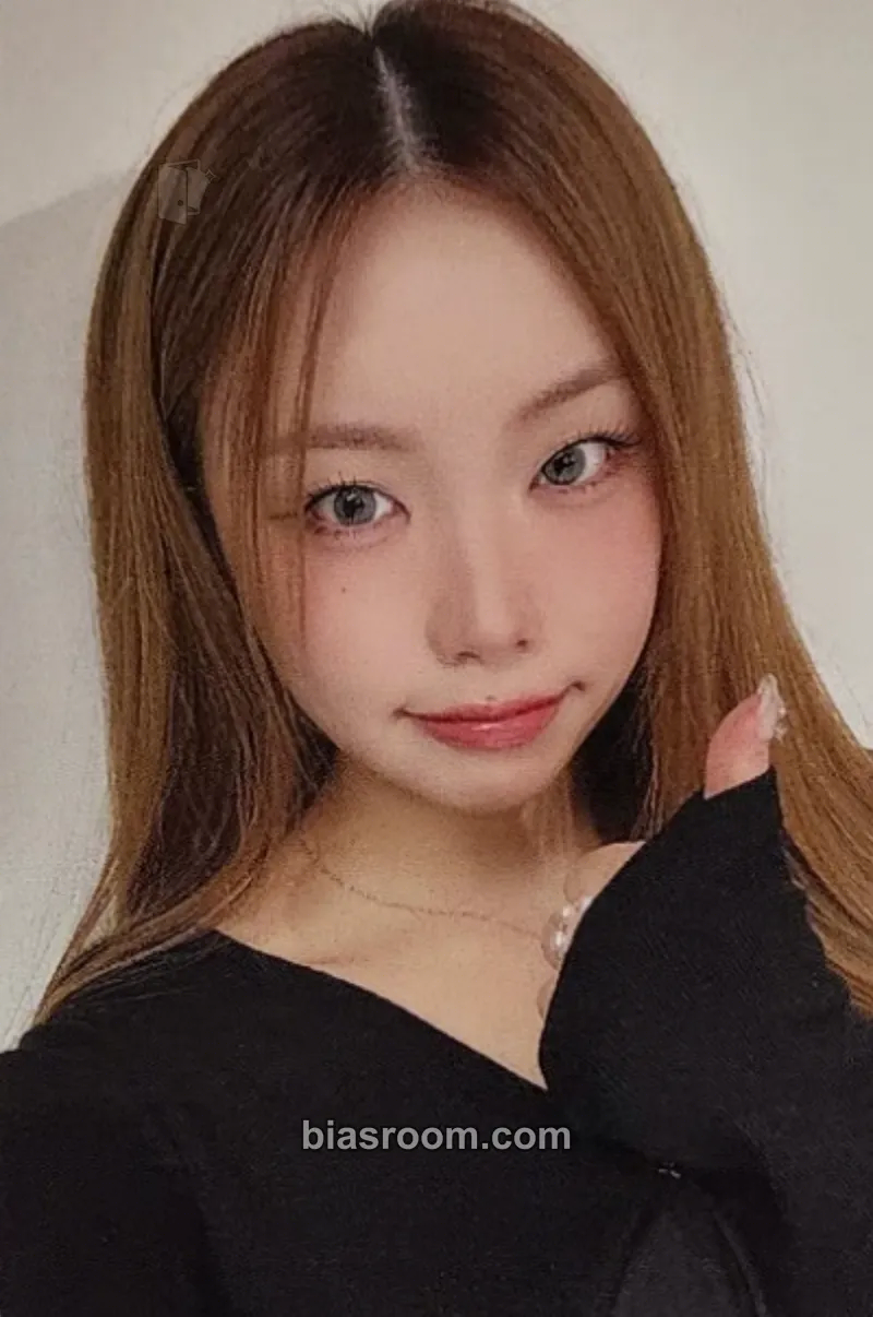Suhyeon 1st World Tour 'Our Flowerld (Belllie've You)' Photocard - Billlie - Billlie K-pop photocard