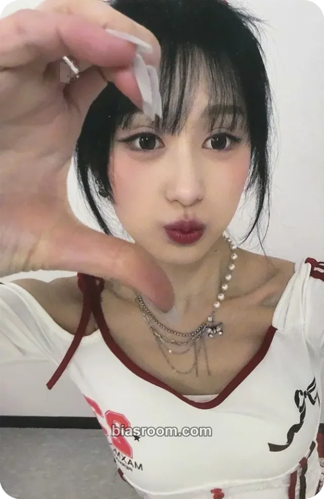 LOVEONE - Chaei - Drama Queen Album album photocard red version