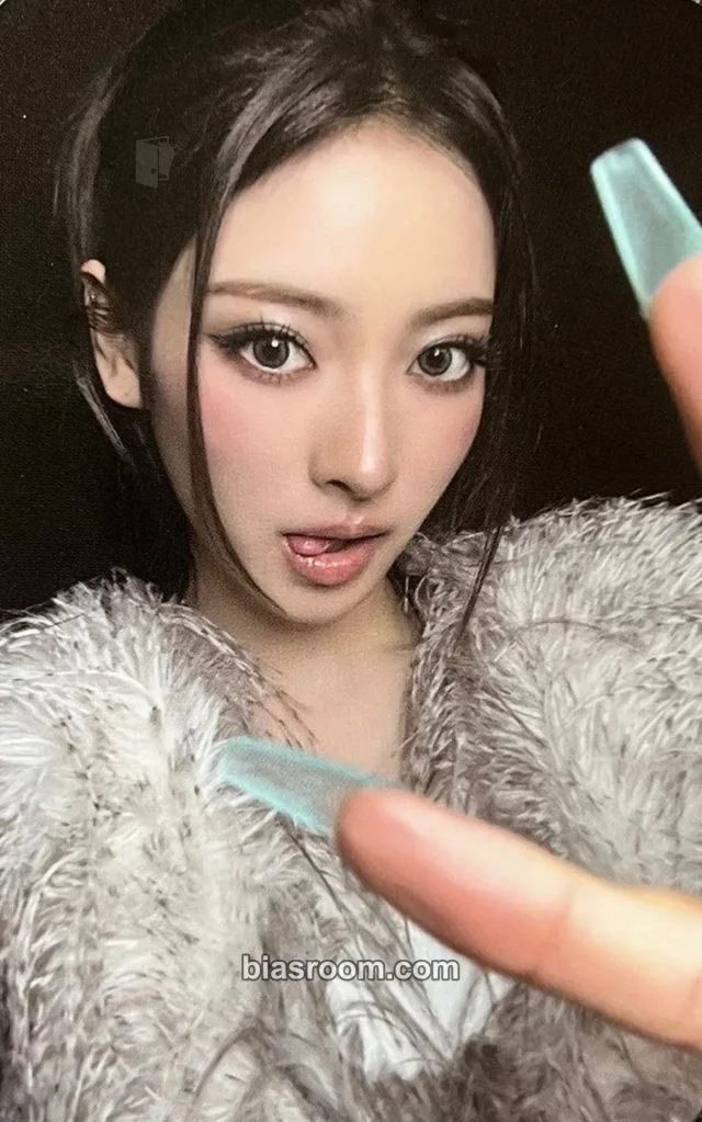MEOVV - Anna - BURNING UP Album merch photocard trading card