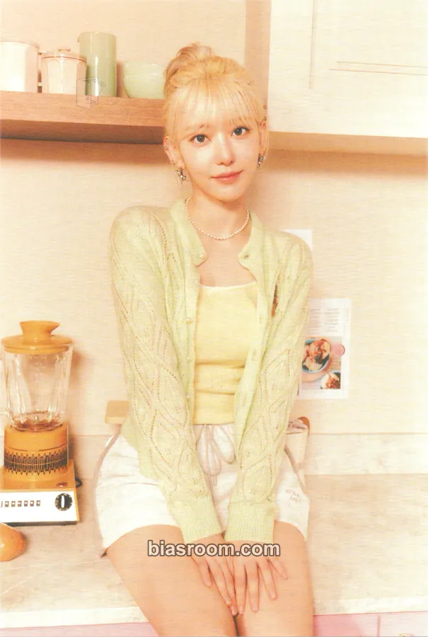 Sakura 2024 Japan Special Cafe 'Nostalgic Moments' Photocard - LE SSERAFIM - LE SSERAFIM K-pop photocard