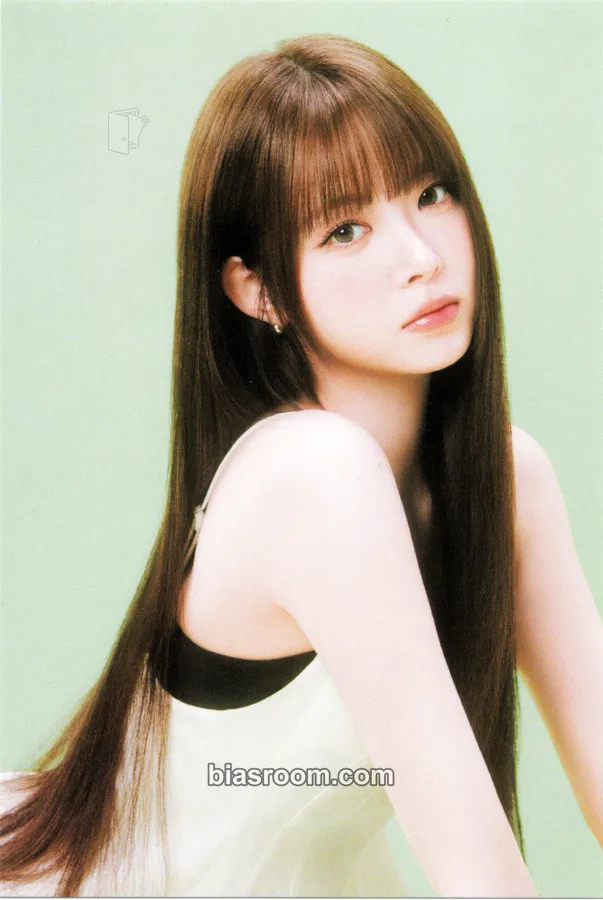 Hong Eunchae VASILISA x Hong Eunchae Photocard - LE SSERAFIM - LE SSERAFIM K-pop photocard