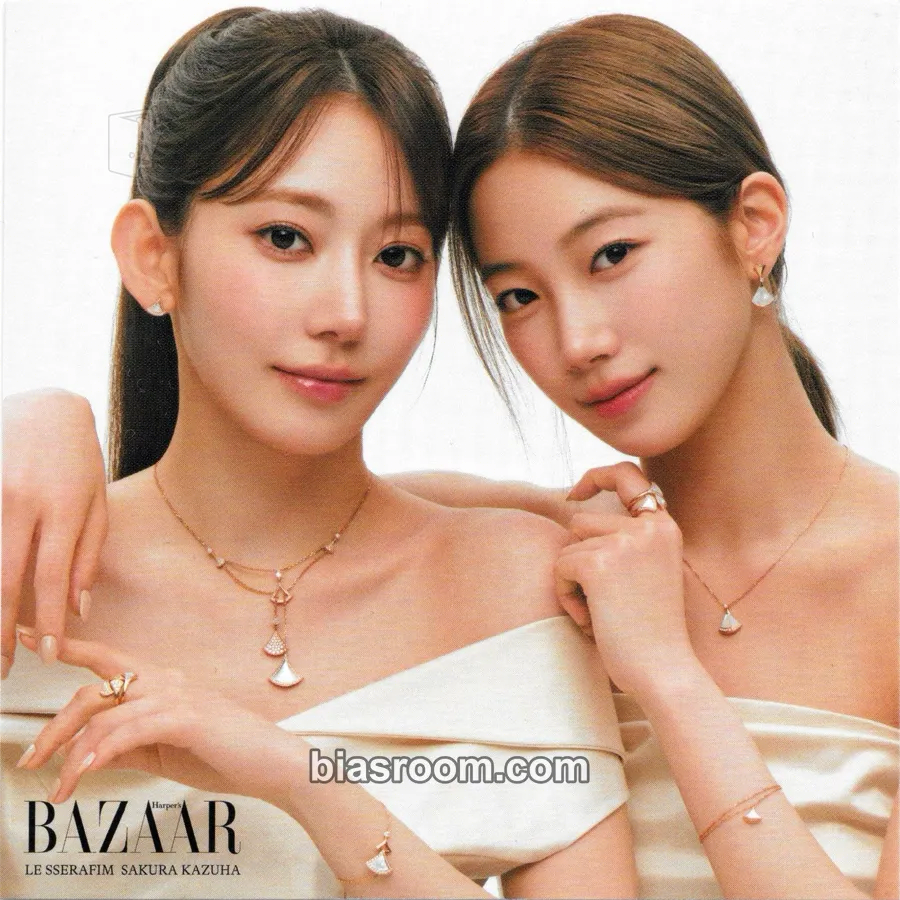 Harper's Bazaar | Sakura & Kazuha (Japan) Photocard - LE SSERAFIM - LE SSERAFIM K-pop photocard