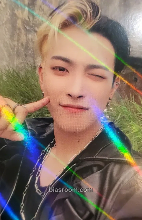 Hongjoong THE WORLD EP.1 : MOVEMENT Photocard - ATEEZ - ATEEZ K-pop photocard