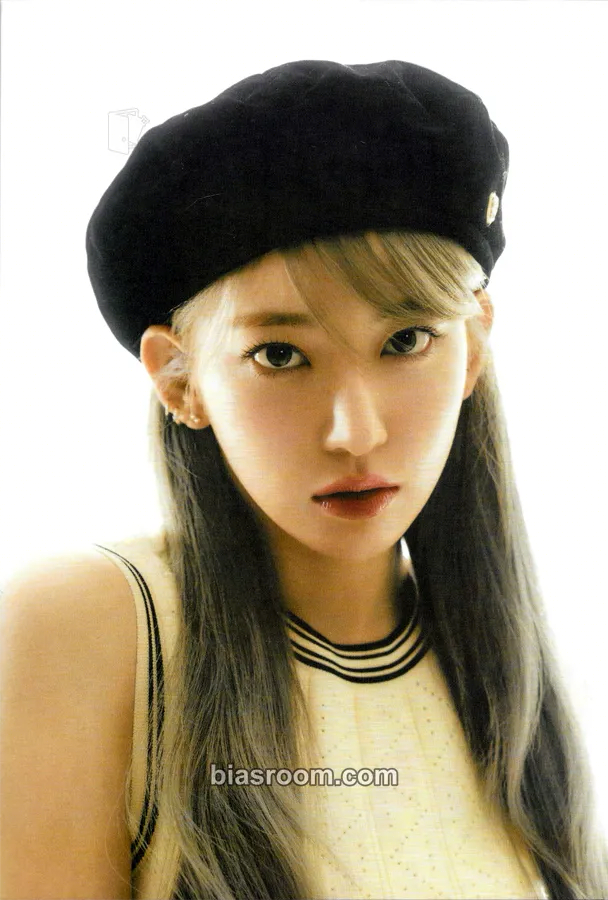 Sakura tmrw Magazine | Sakura, Huh Yunjin, Kazuha (China) Photocard - LE SSERAFIM - LE SSERAFIM K-pop photocard