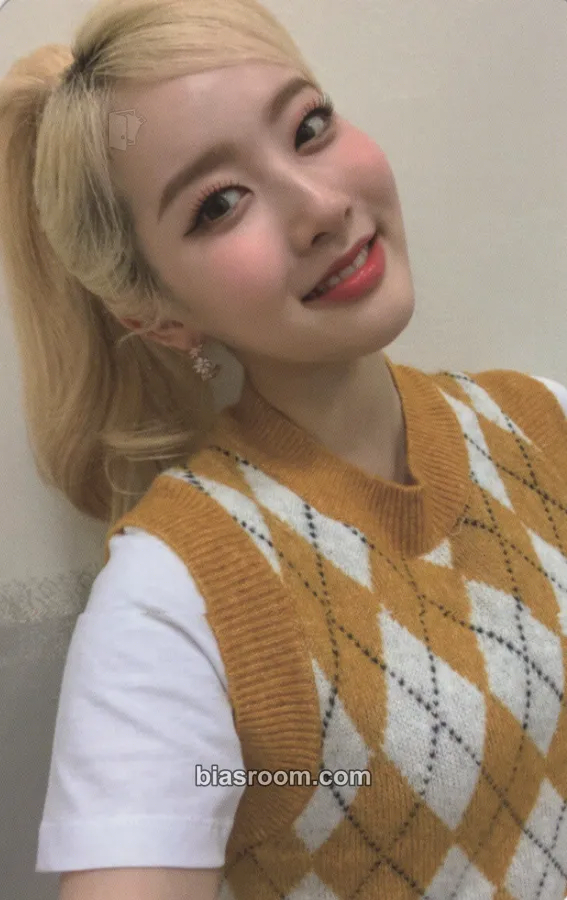 Sieun YOUNG-LUV.COM Photocard - STAYC - STAYC K-pop photocard