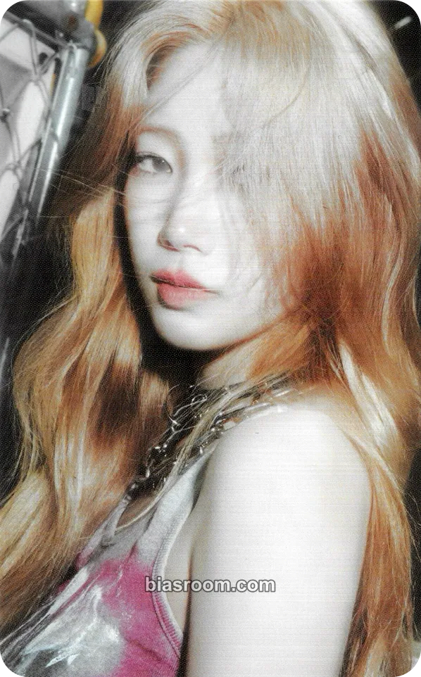 Kazuha DIFFERENT Photocard - LE SSERAFIM - LE SSERAFIM K-pop photocard