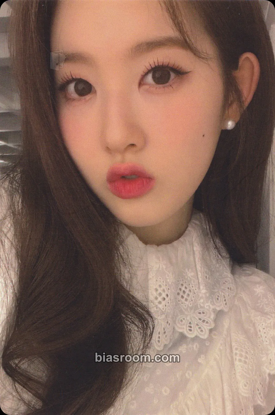 Sieun WE NEED LOVE Photocard - STAYC - STAYC K-pop photocard