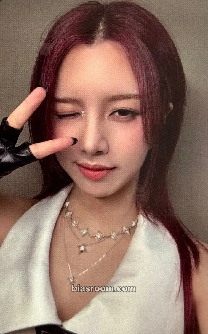 Lucy Unframed Photocard - WOOAH - WOOAH K-pop photocard