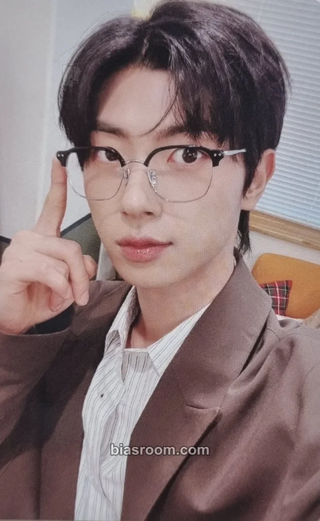 ONEWE - Kanghyun - Season's Greetings 2025 The Hide Out of Youth Other photocard set season's greetings