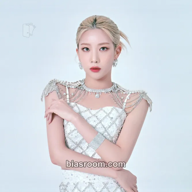 Kim Lip LOONA 1st World Tour: LOONATHEWORLD Photocard - LOONA - LOONA K-pop photocard