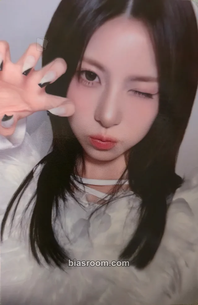 RESCENE - Liv - lip bomb Album album photocard lip balm version