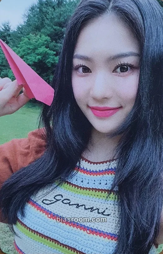 Isa WE NEED LOVE Photocard - STAYC - STAYC K-pop photocard