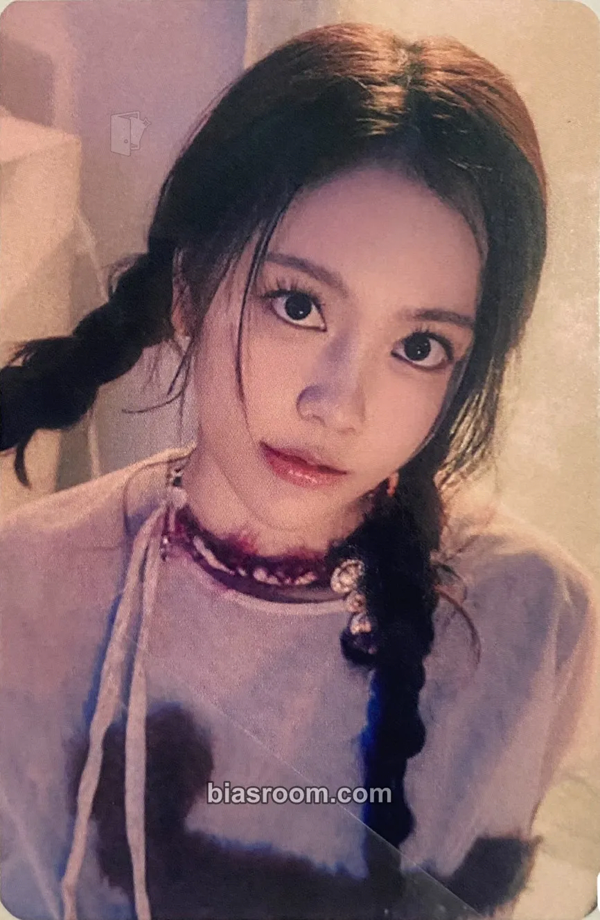Carmen The Chase Photocard - Hearts2Hearts - Hearts2Hearts K-pop photocard