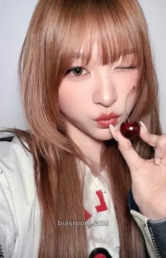 RESCENE - Minami - lip bomb Album album photocard tint version