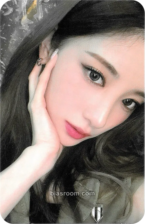 Yuki 2022 Season's Greetings: SKY CHEATKEY Photocard - PURPLE KISS - PURPLE KISS K-pop photocard
