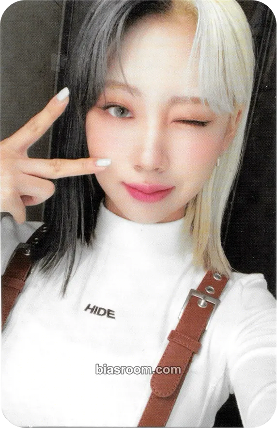 Dosie 2022 Season's Greetings: SKY CHEATKEY Photocard - PURPLE KISS - PURPLE KISS K-pop photocard