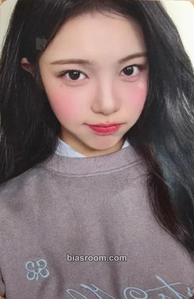 Hearts2Hearts - Ian - Hearts2House Event merch photocard sweatshirt