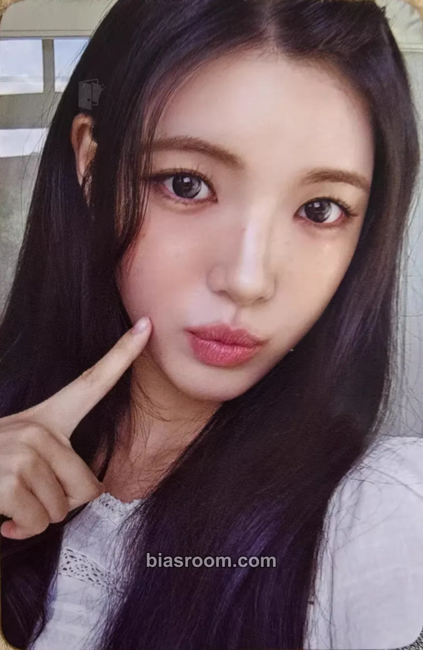 Yuha House of H : Hide And Seek Photocard - Hearts2Hearts - Hearts2Hearts K-pop photocard