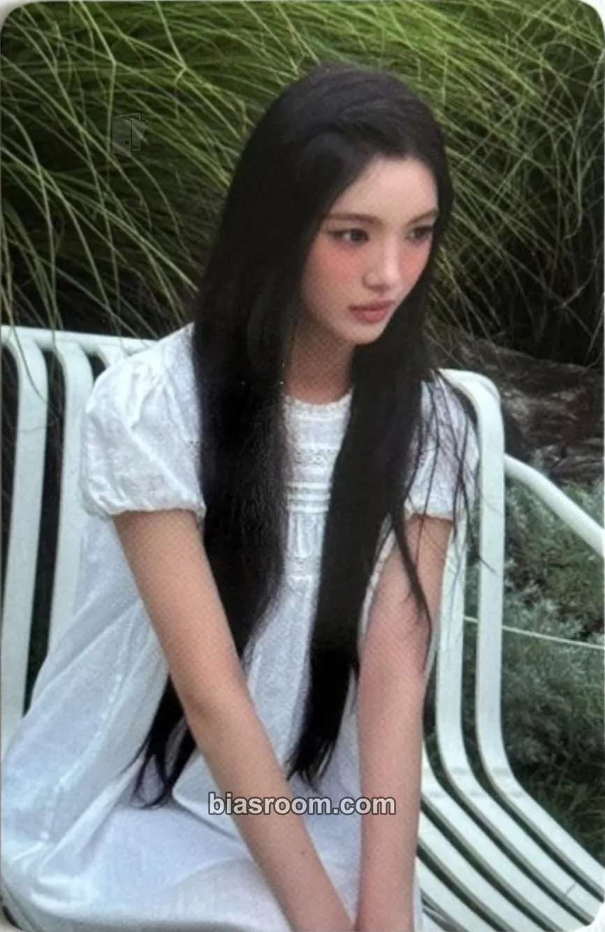 Yuha House of H : Hide And Seek Photocard - Hearts2Hearts - Hearts2Hearts K-pop photocard