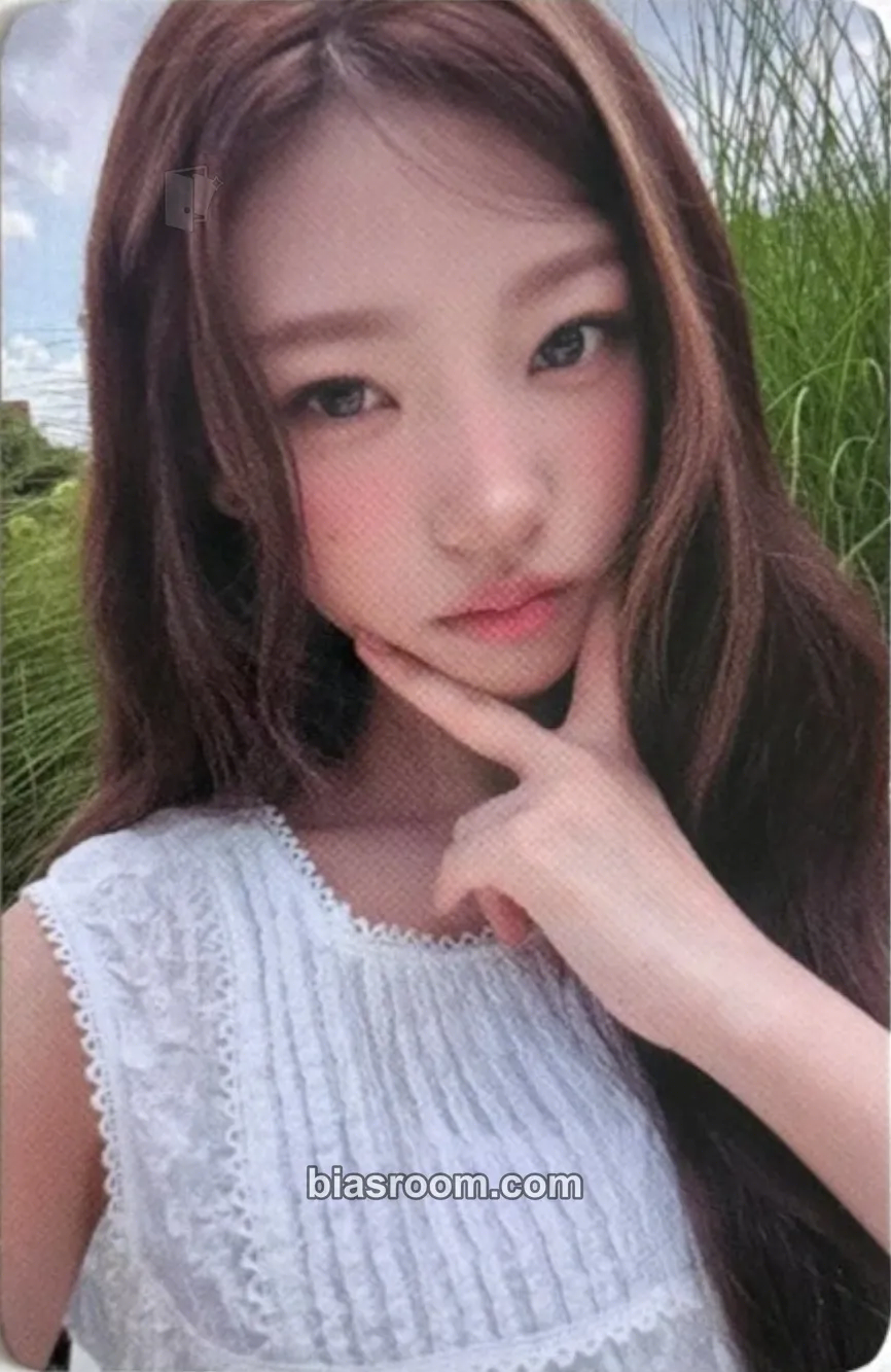 Stella House of H : Hide And Seek Photocard - Hearts2Hearts - Hearts2Hearts K-pop photocard