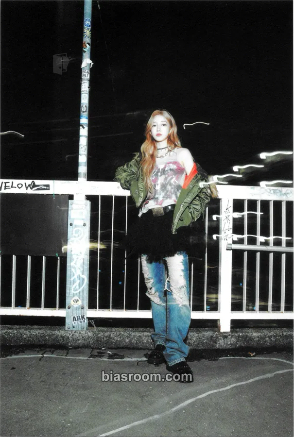 Kazuha DIFFERENT Photocard - LE SSERAFIM - LE SSERAFIM K-pop photocard