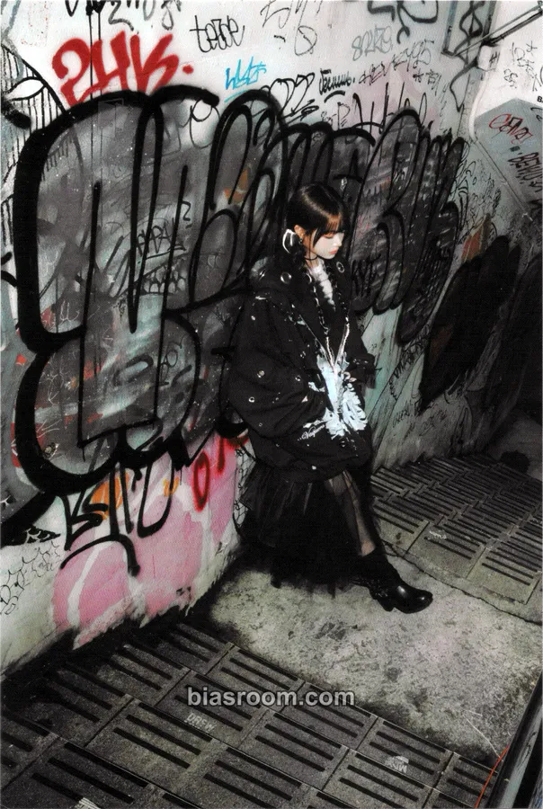 Hong Eunchae DIFFERENT Photocard - LE SSERAFIM - LE SSERAFIM K-pop photocard