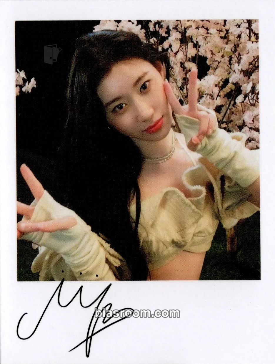 Chaeryeong GOLD Photocard - ITZY - ITZY K-pop photocard