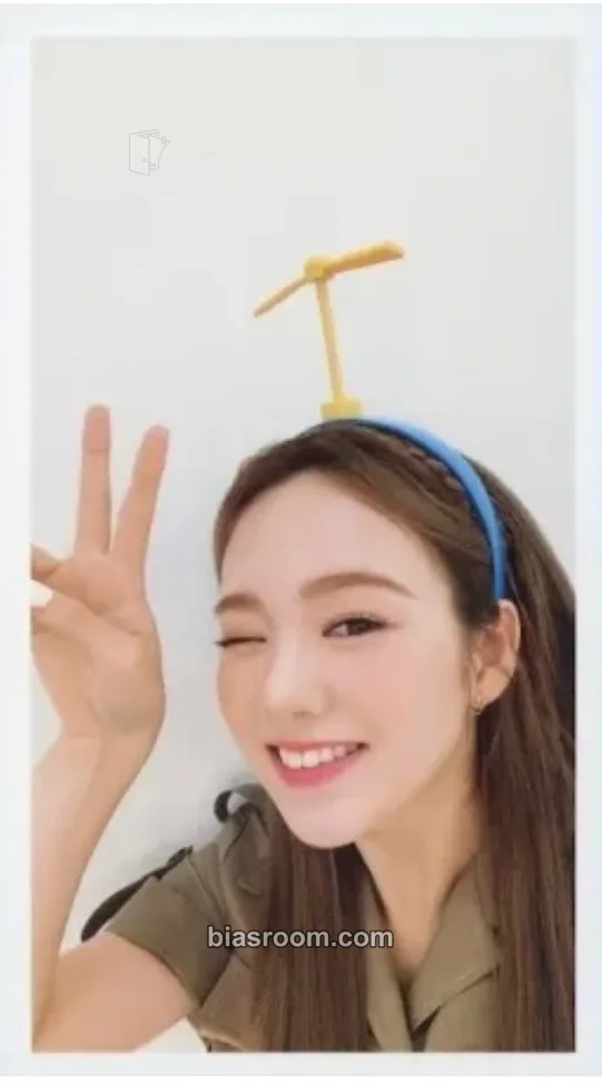 Rio Paradise Photocard - NiziU - NiziU K-pop photocard