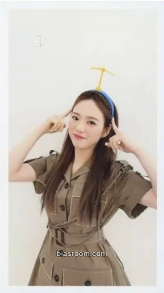 Rio Paradise Photocard - NiziU - NiziU K-pop photocard