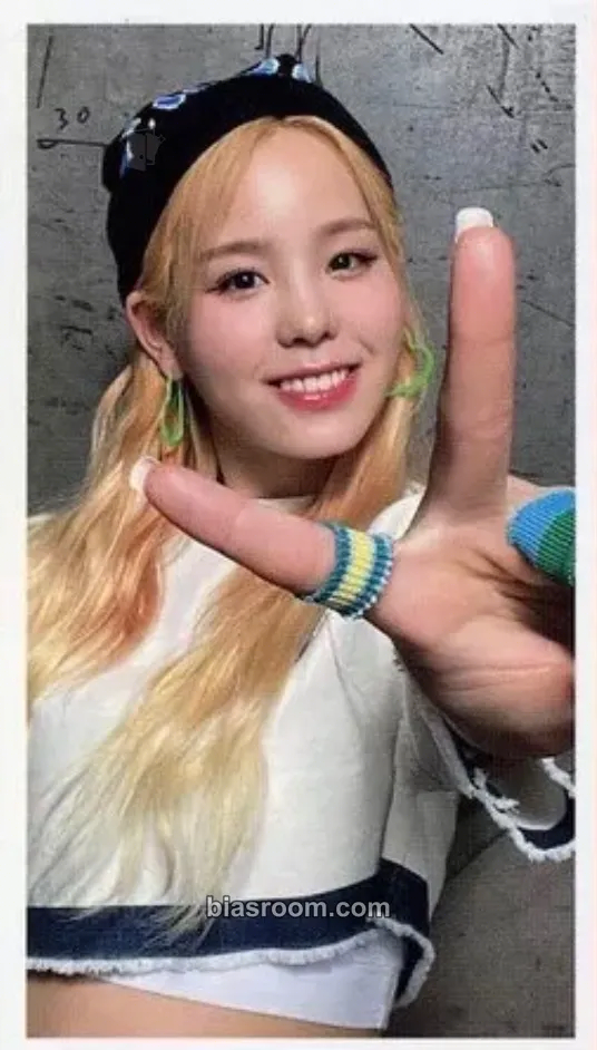 Mako CLAP CLAP Photocard - NiziU - NiziU K-pop photocard
