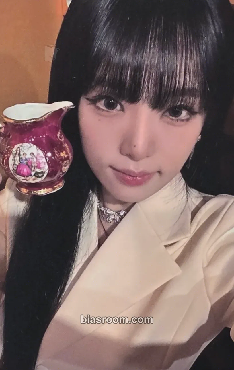 Yena Check-In With Yena Hotel - 2025 Season's greetings Photocard - Yena K-pop photocard
