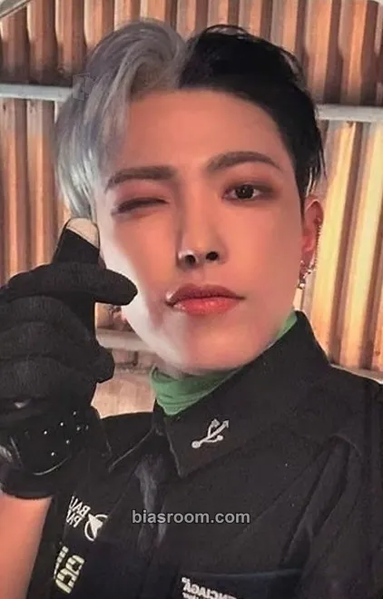 Hongjoong THE WORLD EP.1 : MOVEMENT Photocard - ATEEZ - ATEEZ K-pop photocard