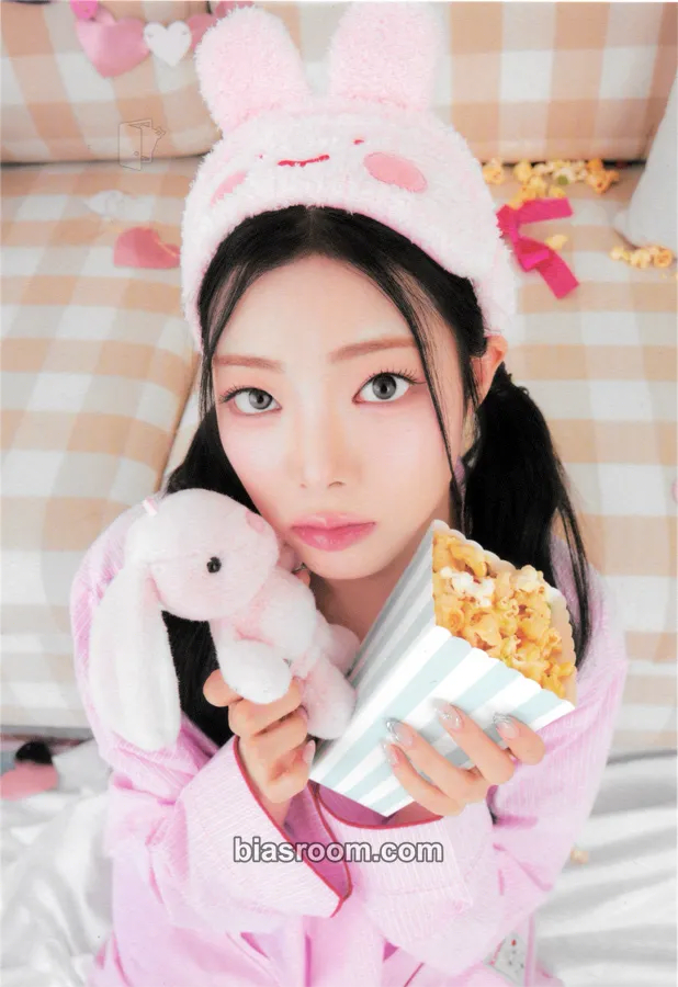 Na Goeun 2025 Season's Greetings: Purplicious Party Photocard - PURPLE KISS - PURPLE KISS K-pop photocard