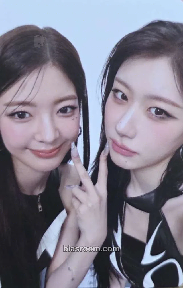 ITZY 3rd World Tour 'Tunnel Vision' Photocard - ITZY - ITZY K-pop photocard