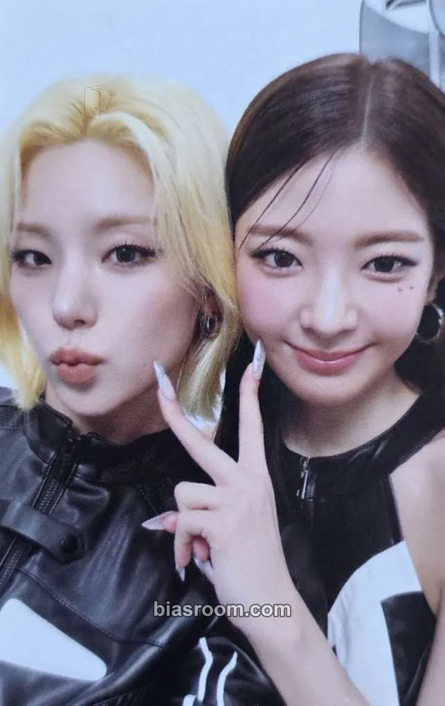 ITZY 3rd World Tour 'Tunnel Vision' Photocard - ITZY - ITZY K-pop photocard