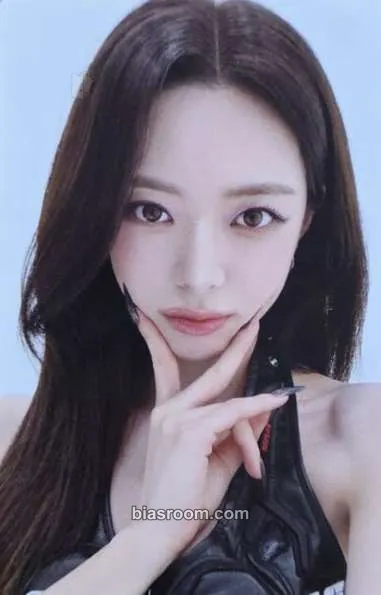Yuna ITZY 3rd World Tour 'Tunnel Vision' Photocard - ITZY - ITZY K-pop photocard