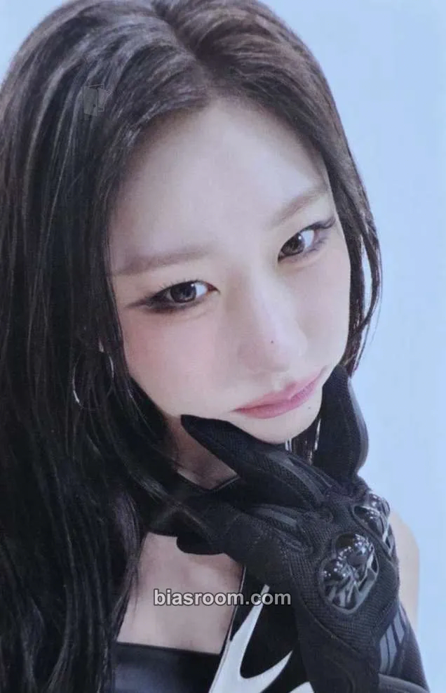Chaeryeong ITZY 3rd World Tour 'Tunnel Vision' Photocard - ITZY - ITZY K-pop photocard