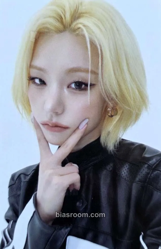 Yeji ITZY 3rd World Tour 'Tunnel Vision' Photocard - ITZY - ITZY K-pop photocard
