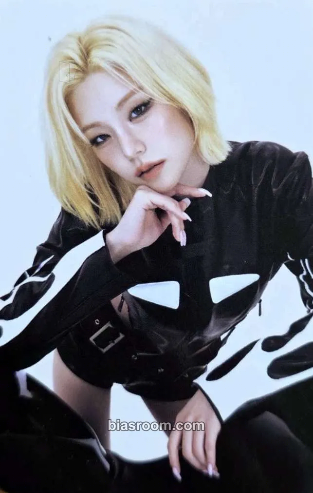 Yeji ITZY 3rd World Tour 'Tunnel Vision' Photocard - ITZY - ITZY K-pop photocard