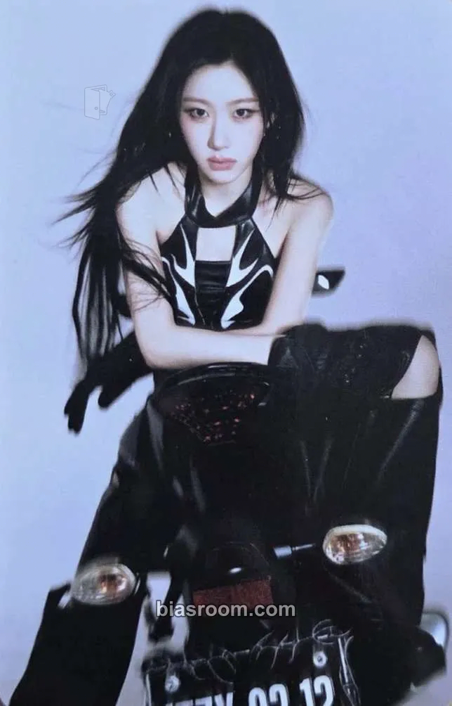Chaeryeong ITZY 3rd World Tour 'Tunnel Vision' Photocard - ITZY - ITZY K-pop photocard