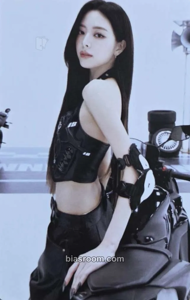 Yuna ITZY 3rd World Tour 'Tunnel Vision' Photocard - ITZY - ITZY K-pop photocard