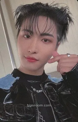 Seonghwa THE WORLD EP.1 : MOVEMENT Photocard - ATEEZ - ATEEZ K-pop photocard